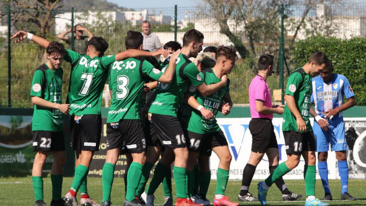 Los jugadores del Sant Jordi celebran un gol.