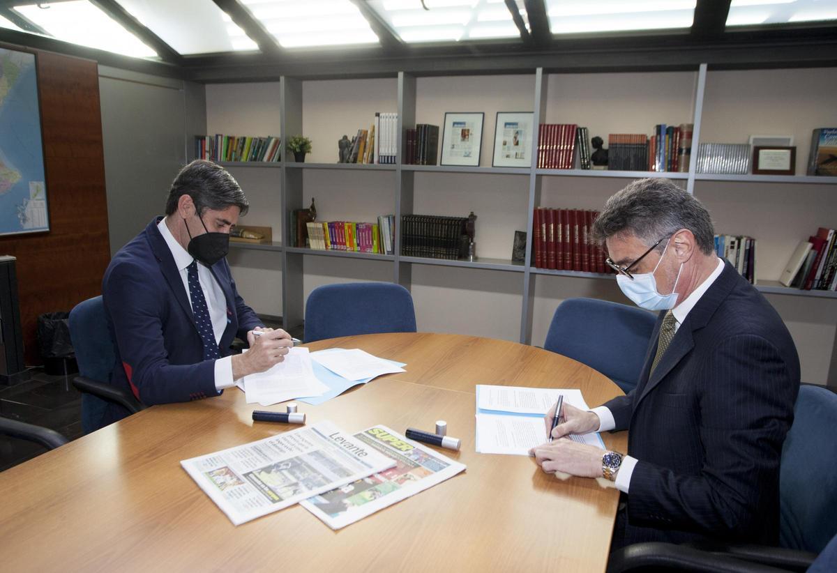 Firma del acuerdo entre Andrés Sánchez, gerente de Levante-EMV, y el abogado Ignacio Castillo..
