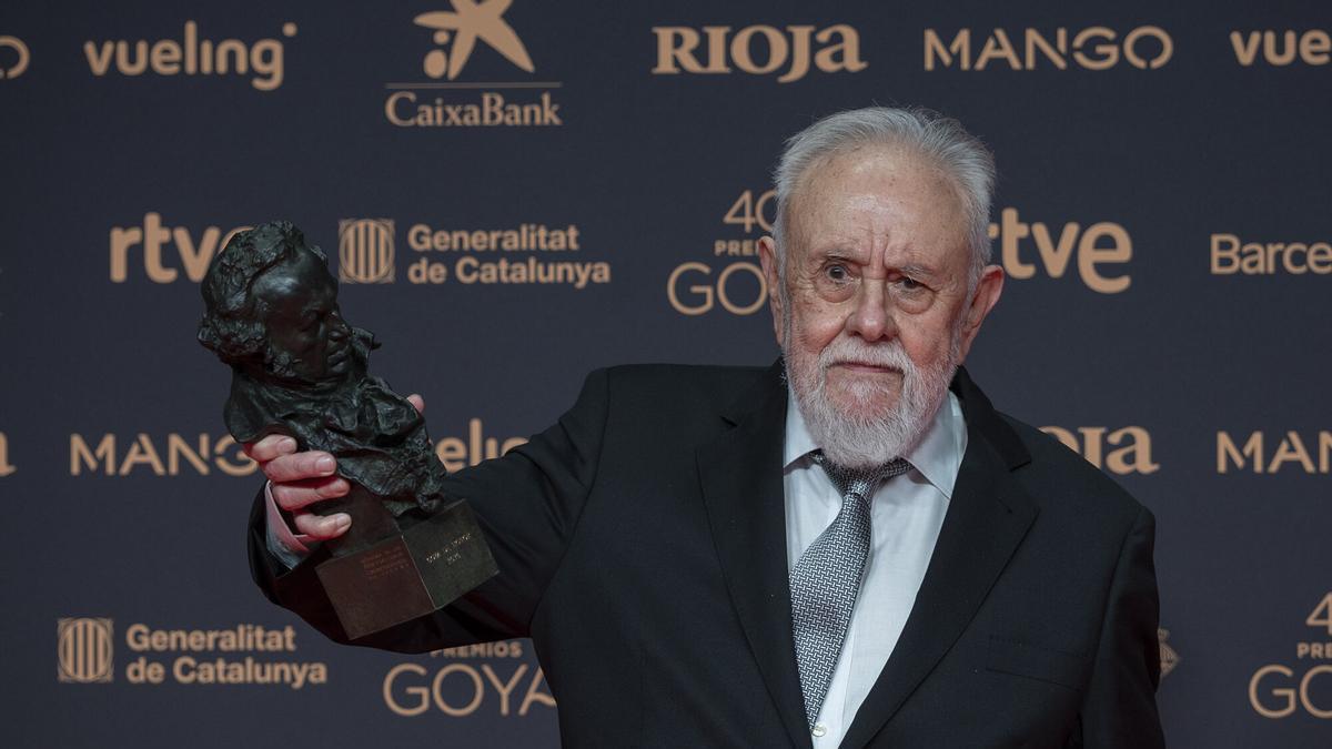 El cineasta Gonzalo Suárez posando con el Goya  honorífico en la 40 edición de los premios, celebrada en Barcelona el 28 de febrero de 2026.