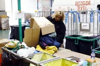 La inflación y la crisis económica frenan las donaciones de ropa en Zaragoza
