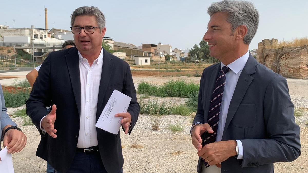 Sergio Velasco y Andrés Lorite, en una visita reciente a la zona del parque de los Llanos del Cristo.