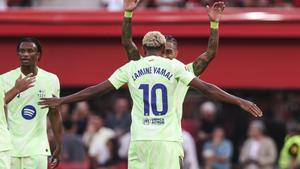 Los futbolistas del FC Barcelona, Lamine Yamal y Raphinha, celebran un tanto de su equipo en el encuentro contra el RCD Mallorca en el estadio de Son Moix, en Mallorca. 16 de agosto de 2025. (Foto: Javier Borrego / AFP7 / Europa Press)