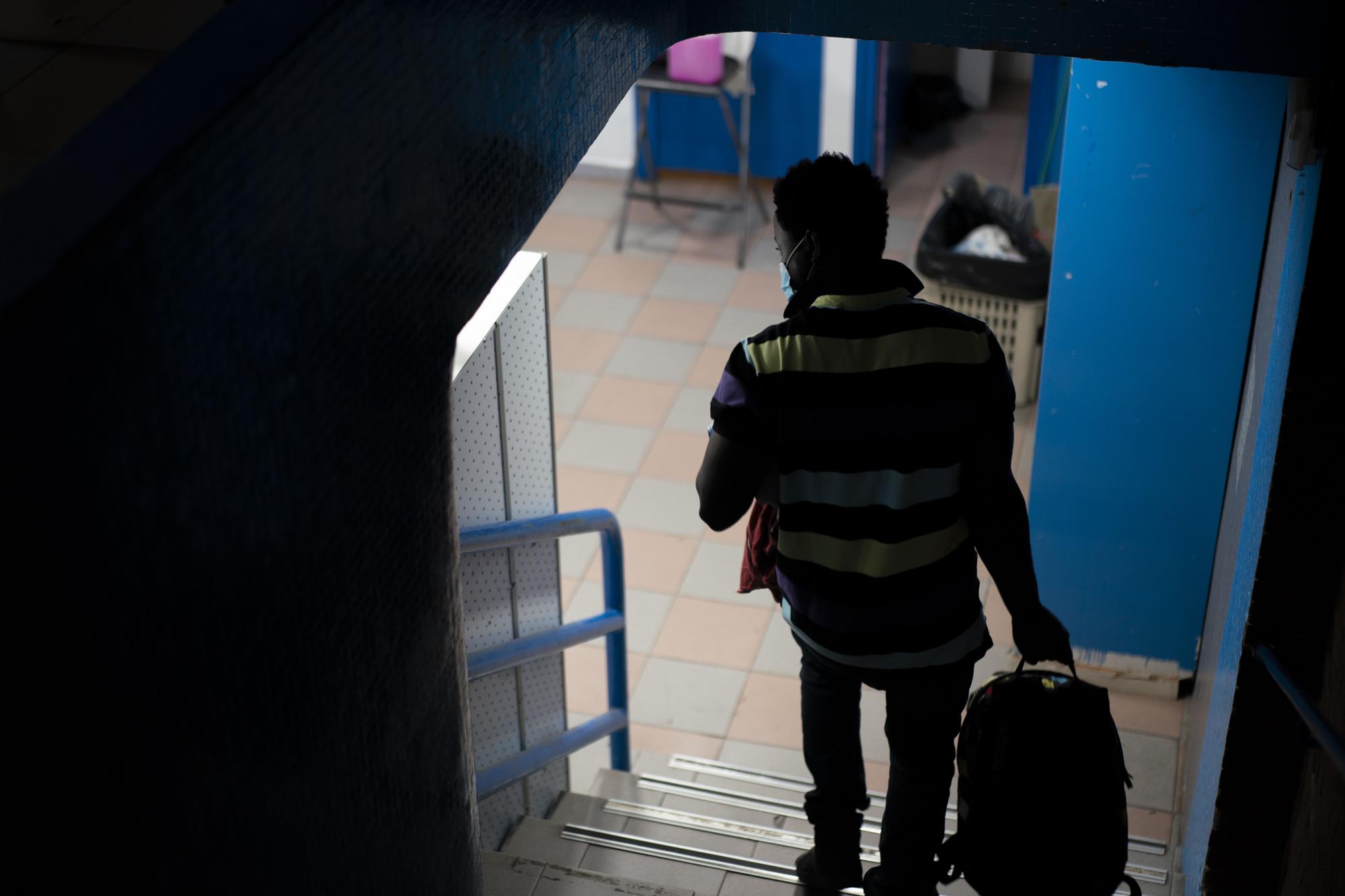 Un joven sin hogar en el gimnasio Sant Pau.