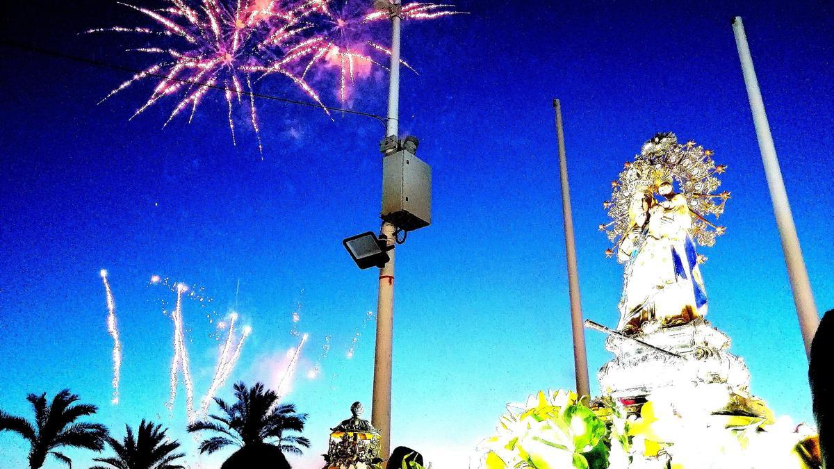 Fuegos artificiales junto a la patrona de Cullera