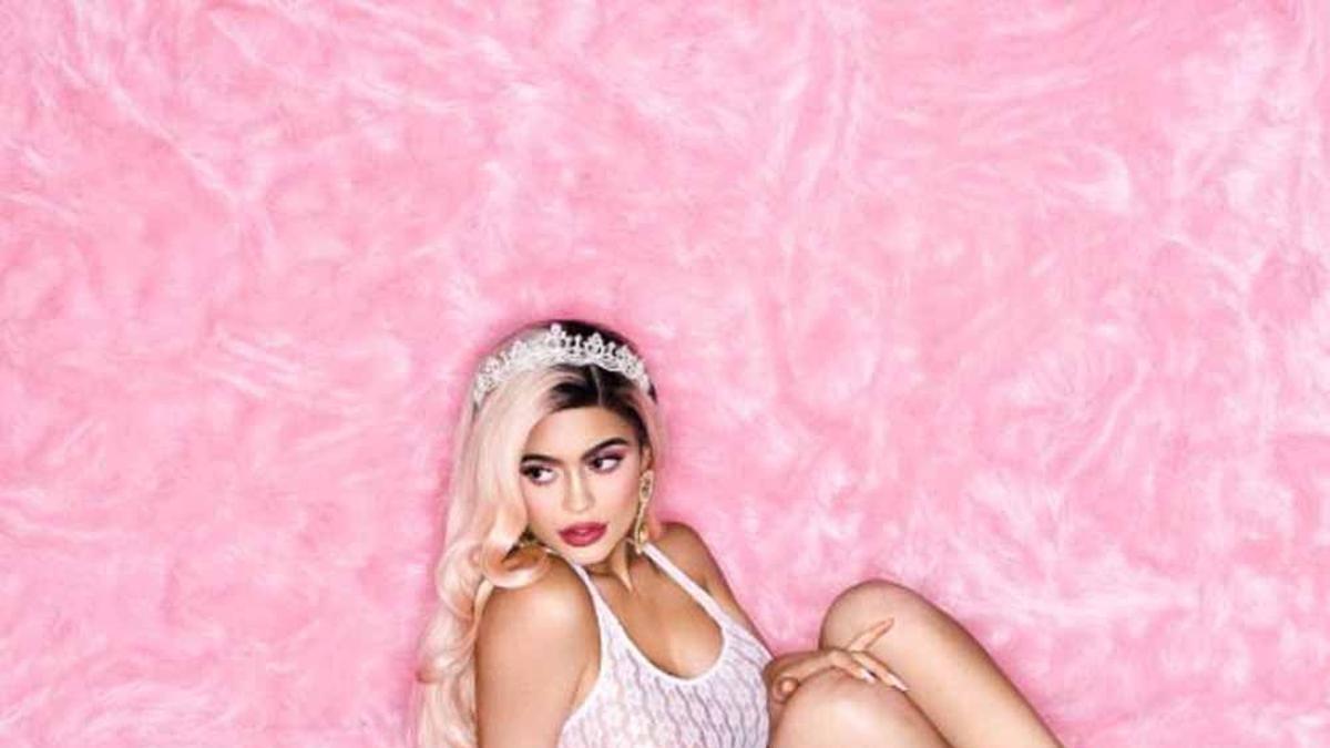 Kylie Jenner durante una sesión de fotos muy rosa