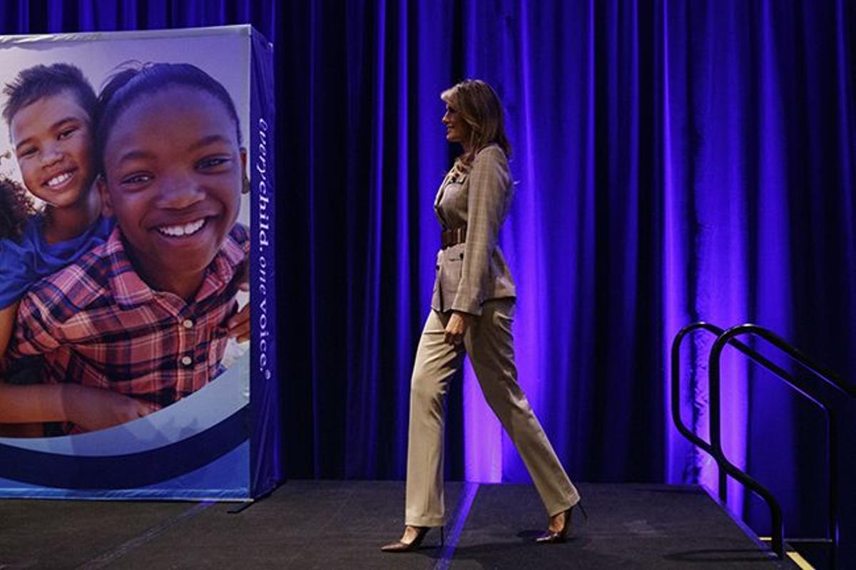 Melania Trump ofreciendo un discurso en un centro escolar