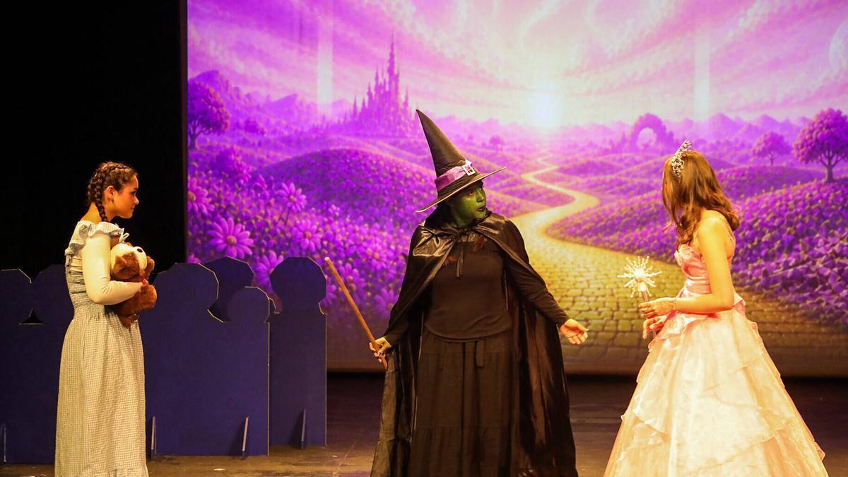 Zamora. Teatro Principal XIII Muestra Provincial de Teatro Escolar Obra "The Wicked Wizard of Oz" de la Escuela de Arte y Superior de Diseño de Zamora