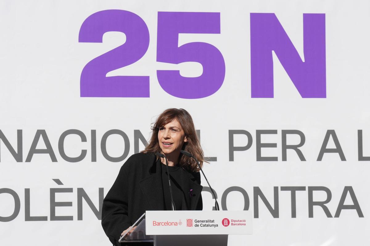 La periodista Cristina Puig lee un manifiesto durante la celebración de un acto por el día de la Eliminación de la Violencia contra la Mujer, a 25 de noviembre de 2025, en Barcelona (España). El presidente de la Generalitat, Salvador Illa, ha instado este martes a denunciar la violencia machista en el marco del 25N, Día Internacional de la Eliminación de la Violencia contra la Mujer, y ha afirmado que "no pararemos hasta terminar con esta grave vulneración de derechos humanos". 25 NOVIEMBRE 2025 David Zorrakino / Europa Press 25/11/2025. David Zorrakino;category_code_new