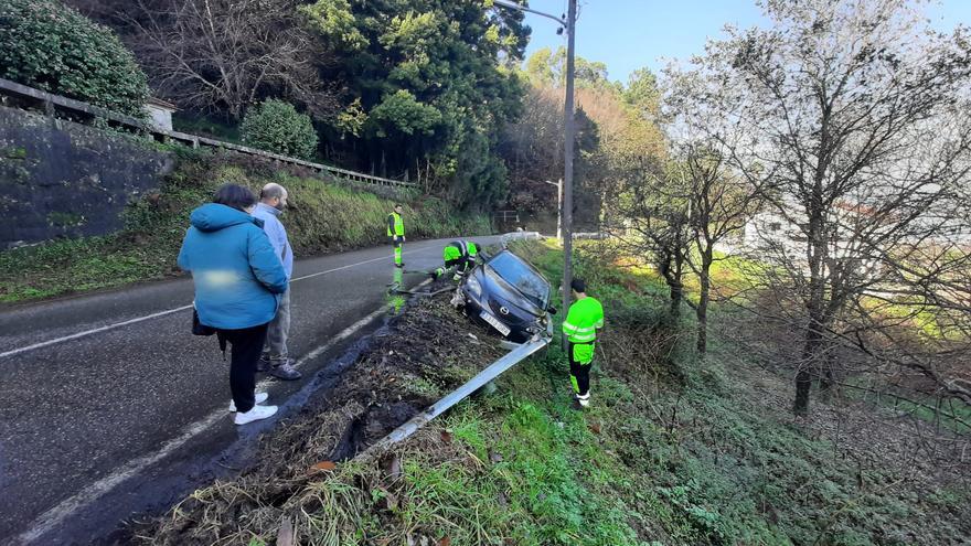 Un coche se sale de la vía en Santos Reis y el quitamiedos impide que caiga por un talud