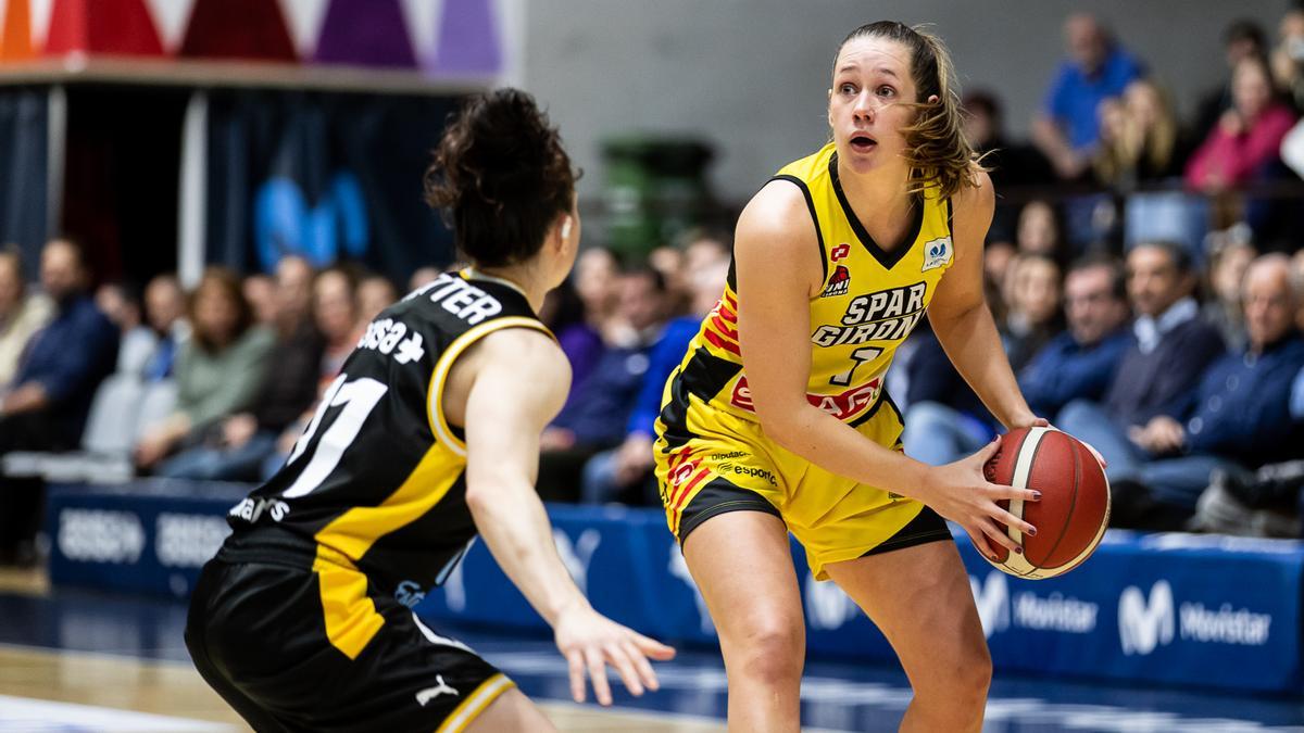 Laura Cornelius, amb la pilota a les mans, en una jugada del partit.