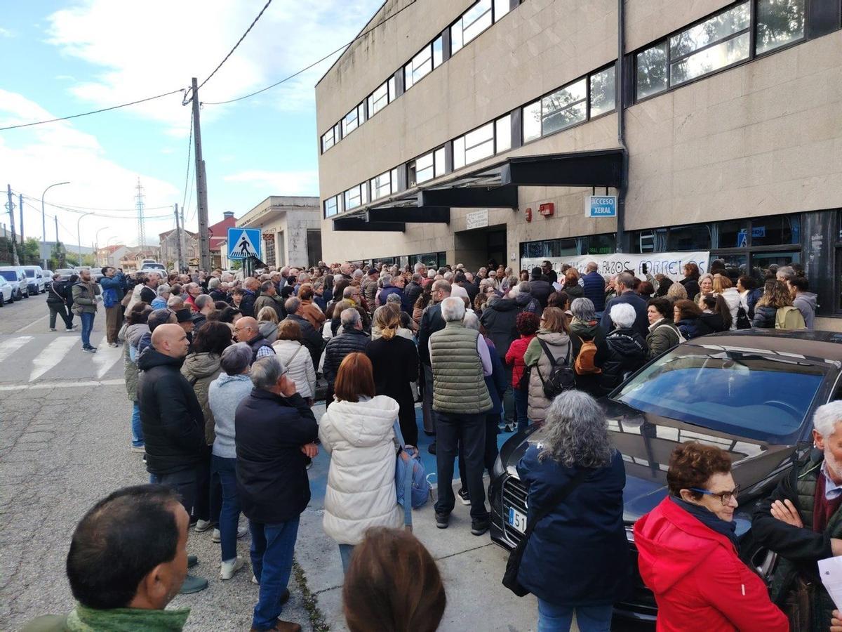 Los manifestantes, esta tarde, ante el centro de salud de Redondela.
