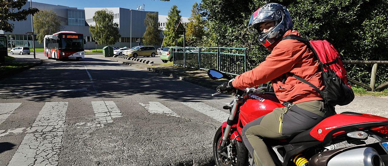 El estudiante Rubén Freile, en su moto, por la calle Blasco Garay, con el edificio polivalente de la Escuela Politécnica al fondo. | Juan Plaza