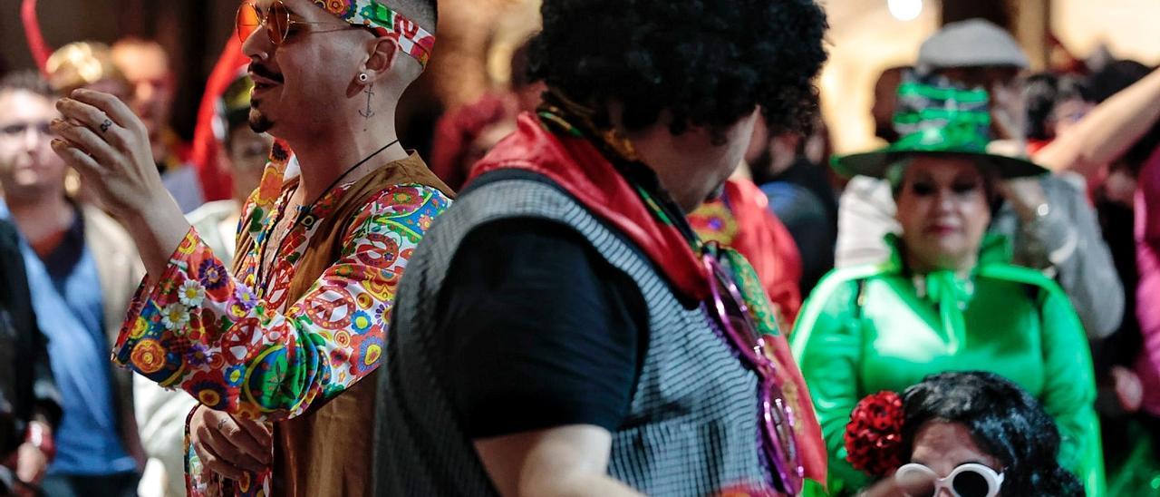 Encuentro de la rondalla El Cabo y Bambones en la calle de La Noria