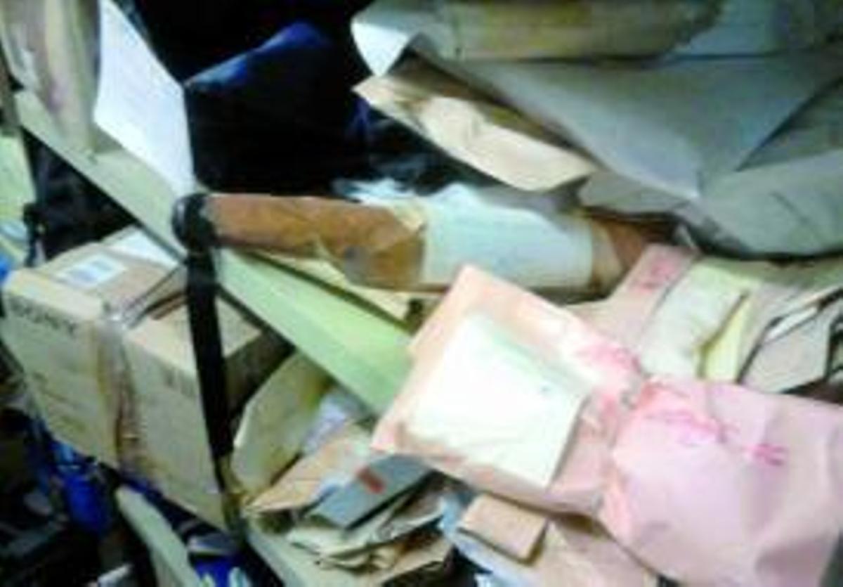 Baños y pasillos convertidos en archivo