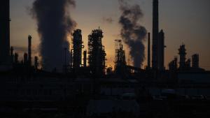 Archivo - Refinería de petróleo.