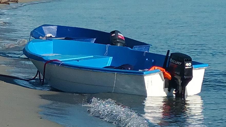 Una patera con cuatro personas a bordo llega a Cala Espart, en Santa Eulària