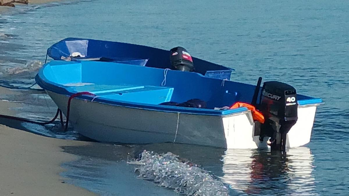 Detalle de las dos pateras en Platja d'en Bossa.