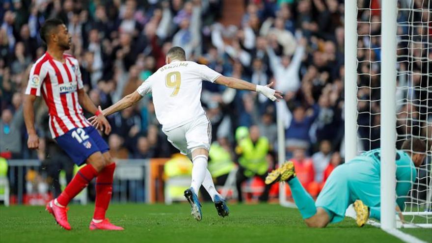 Benzema castiga a un Atlético muy lastrado