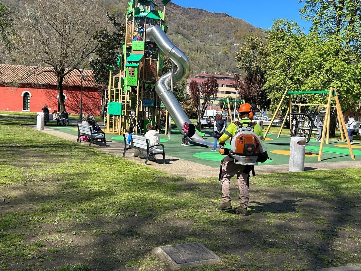 Un trabajador, en el entorno del parque infantil de Pola de Laviana.