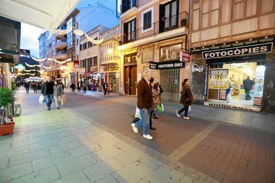 Auch das Gebäude des Inselrats, des Consell de Mallorca im Carrer Palau Reial, knipste nun seine Adventsbeleuchtung an. Zum feierlichen Anlass wurden die Passanten auf heiße Schokolade eingeladen und