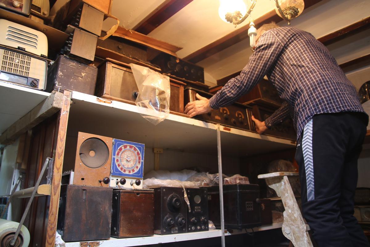 Este vecino de Burriana cuenta con objetos relacionados con las ondas de todas las épocas y hasta una radio en forma de tetera.