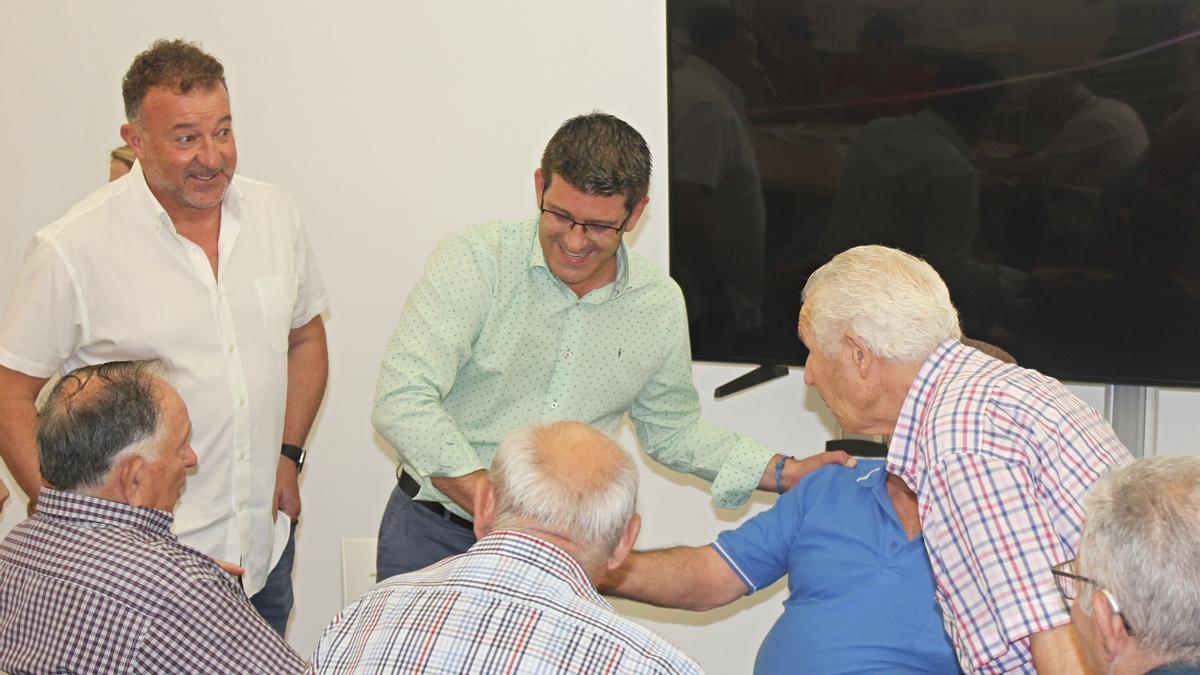Jorge Rodríguez saluda els usuaris d’un centre cívic d’Ontinyent, aquest dijous