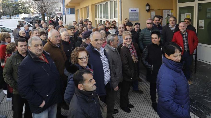 Los usuarios del centro de mayores de Laviana exigen recuperar los &quot;servicios perdidos&quot;