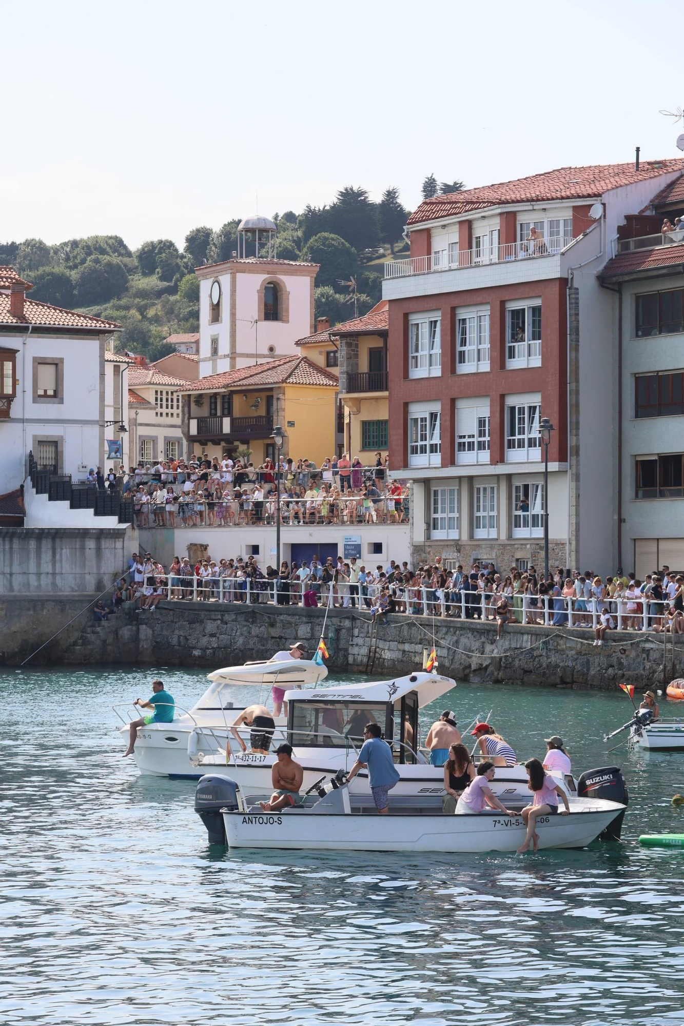 EN IMÁGENES: La multitudinaria cita de la cucaña en el Carmen de Luanco