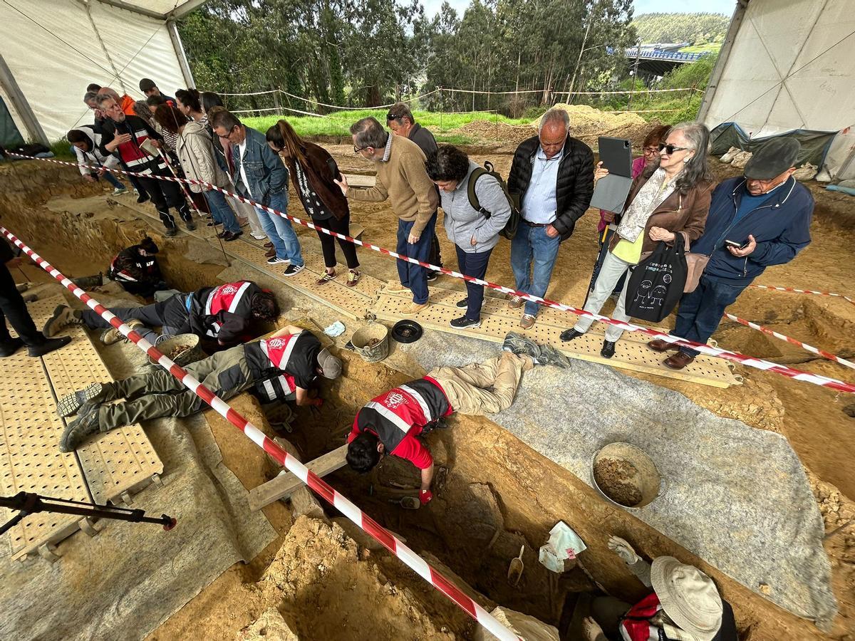 EN IMÁGENES: Así avanzan los trabajos de exhumación en la fosa común de La Lloba, en Castrillón