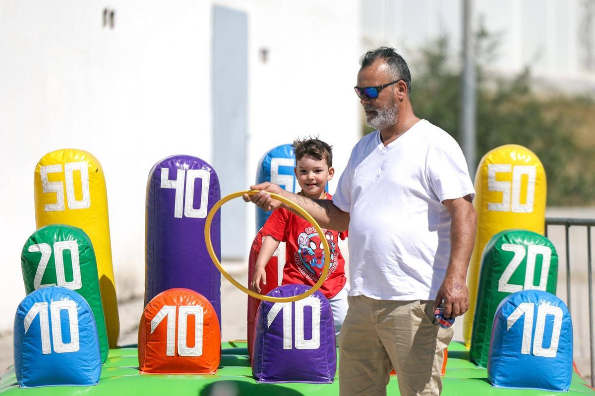 Un niño y su padre juegan en el parque infantil en el colegio Can Coix.