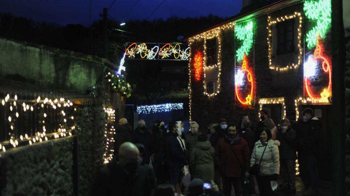 Público, ayer, en la inauguración del alumbrado. |  // BERNABÉ/JAVIER LALÍN 