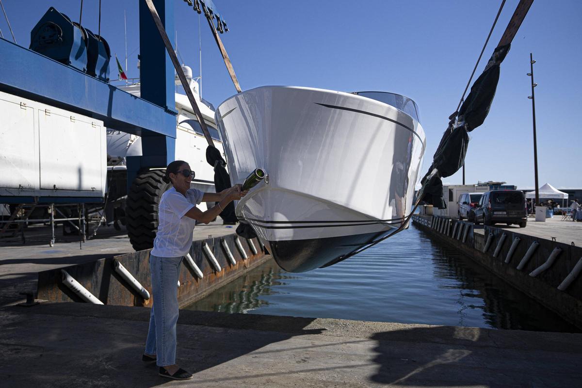 Botado el primer barco de hidrógeno diseñado y construido en España