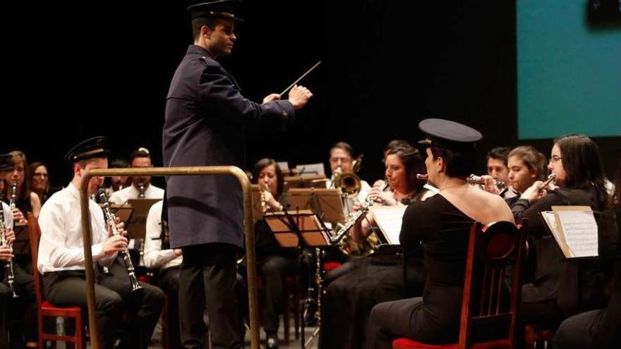 La Banda de Música de Avilés, bajo la batuta de Daniel Santos, durante el concierto conmemorativo del 125.º aniversario celebrado ayer.