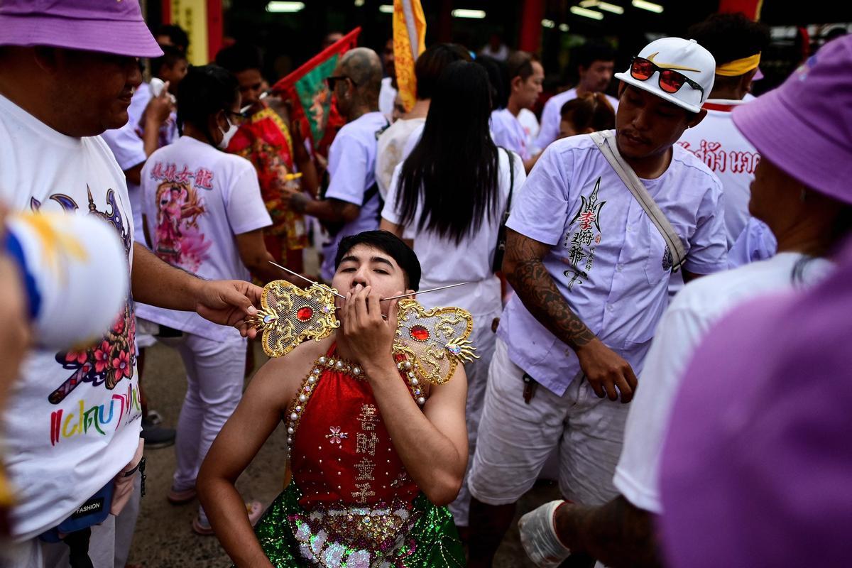 Piercings extremos para limpiar el alma en el Festival Vegetariano de Phuket