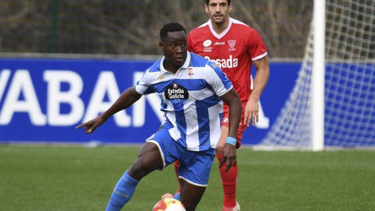 Bil Nsongo controla el balón en el duelo contra el Marino de Luanco.