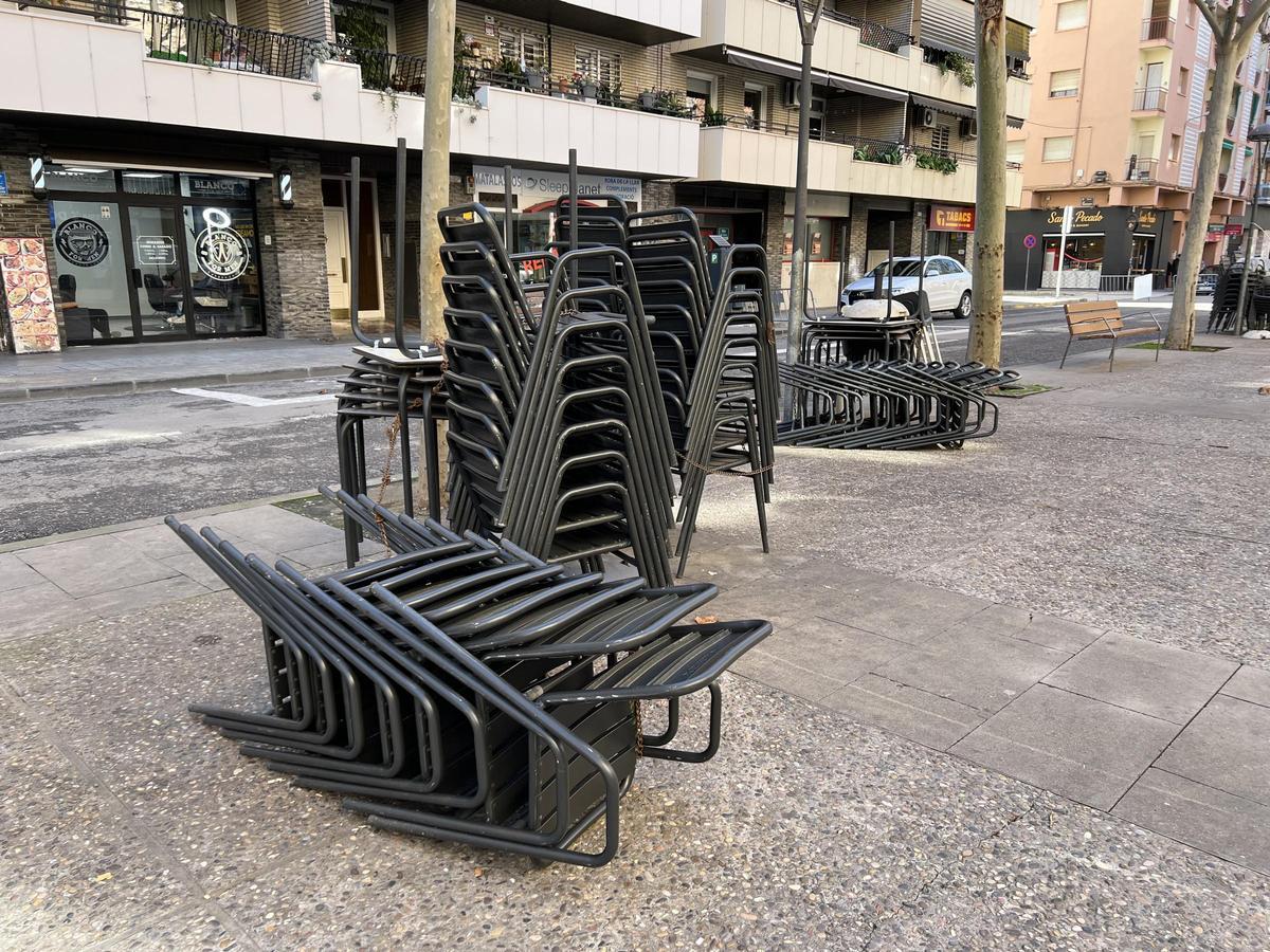 Sillas tumbadas por el viento en la calle de la Doctora Castells de Lleida