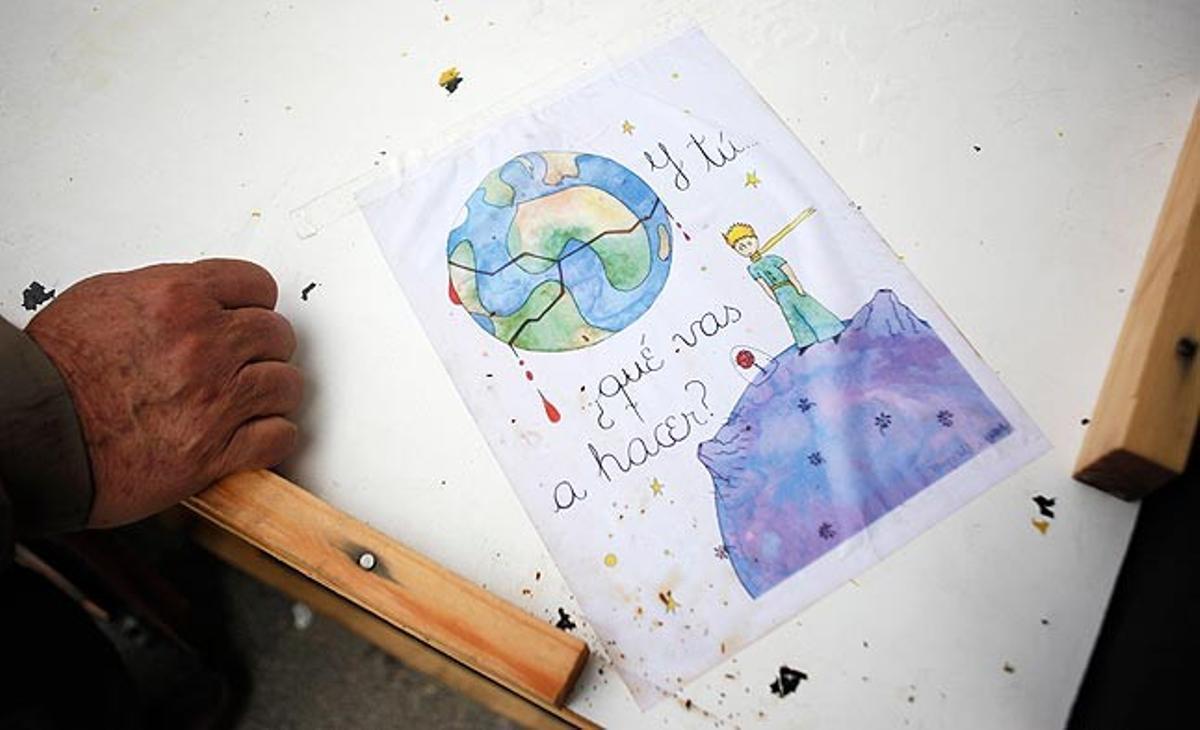 Un dibujo de El Principito con la frase ’’y tú, ¿qué vas a hacer?’’, este lunes en la acampada de Puerta del Sol en Madrid.