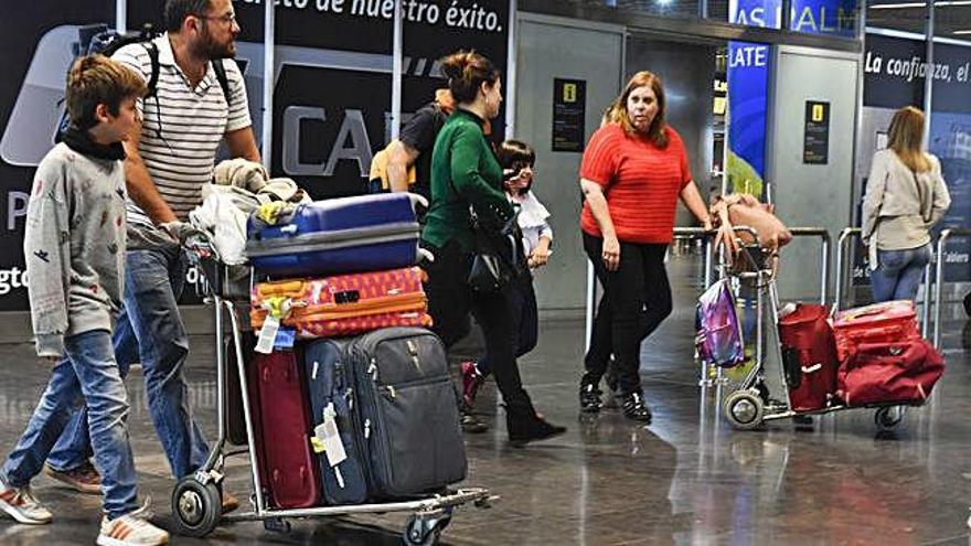 Imagen de archivo de pasajeros llegando al aeropuerto de Gran Canaria.