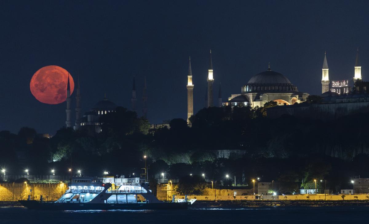 La Superluna de ciervo vista desde Estambul.