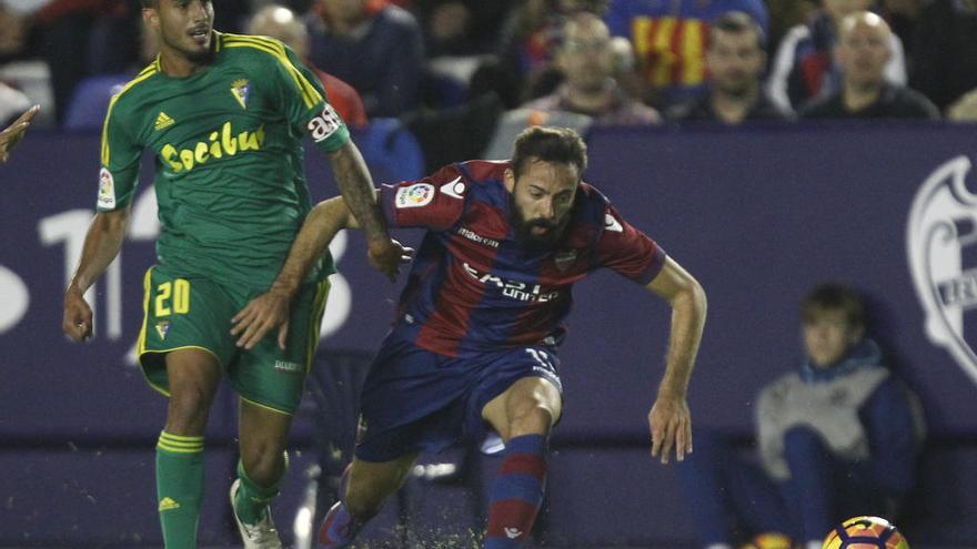 El Levante cae en Oviedo pero sigue líder