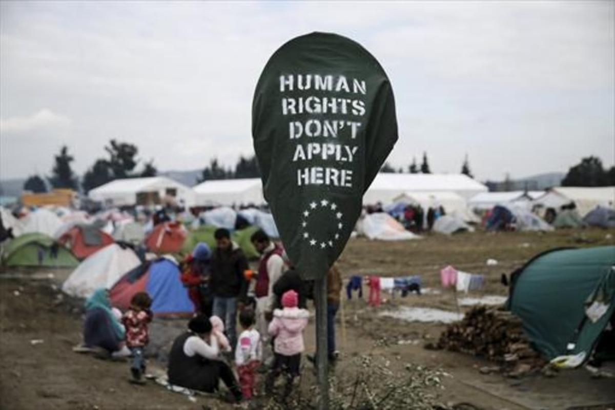Leyenda reivindicativa en el campo de refugiados de Idomeni, junto a la frontera entre Grecia y Macedonia.