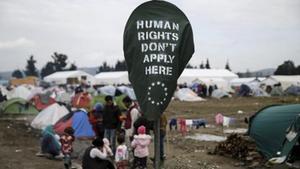 Leyenda reivindicativa en el campo de refugiados de Idomeni, junto a la frontera entre Grecia y Macedonia.