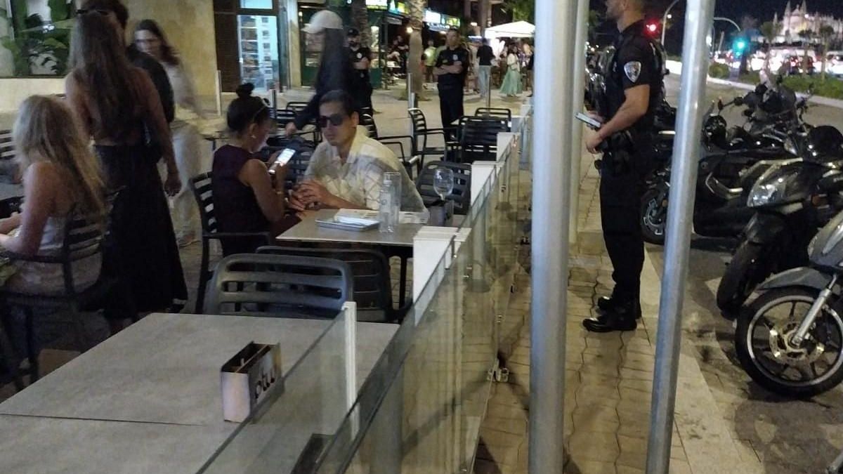 Agentes en el operativo contra las terrazas ilegales del Paseo Marítimo del primer fin de semana de junio.