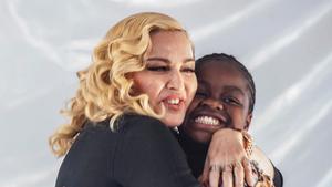 Madonna inaugura un hospital de niños en Malawi.