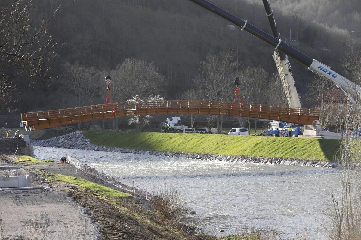 Así se instaló la pasarela peatonal de La Chalana, en Laviana