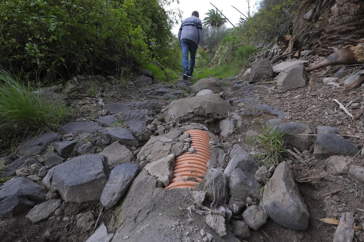 Una parte de la tubería ha quedado al descubierto. Otras, han sido tapadas con cemento como medida transitoria.
