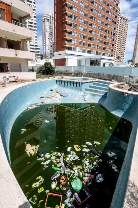 El inmueble sirve de refugio para okupas, a espaldas de la avenida Europa