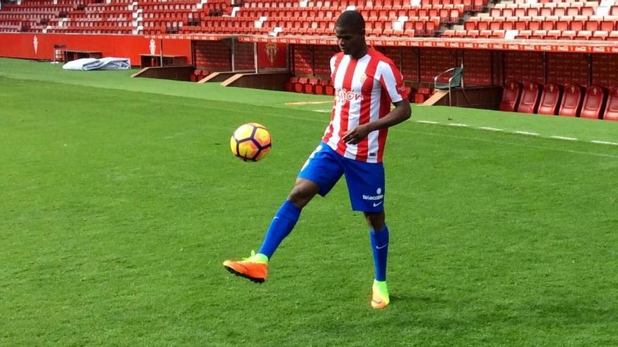 Elderson, esta mañana, en su presentación como nuevo jugador del Sporting en El Molinón