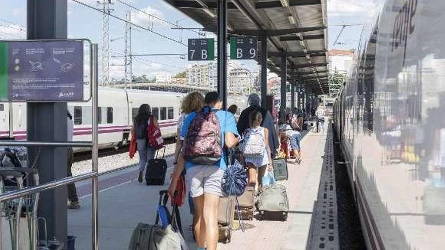 Pasajeros embarcan en el Alvia con destino a Madrid. // Cristina Graña