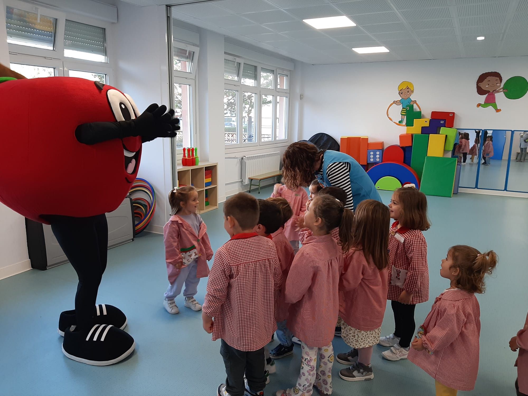 Los niños de Villaviciosa comen "Manzanina" para estar más sanos